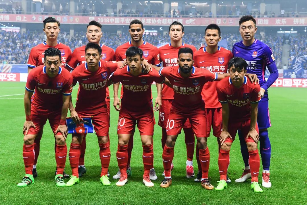 周定洋入围亚冠最佳球员，但因限薪令遭拒，欲重返欧洲或改身份寻求更高薪资。（周定洋入选亚冠最佳候选，受限薪影响谈判受阻，考虑重返欧洲或变更身份以谋更高薪资）