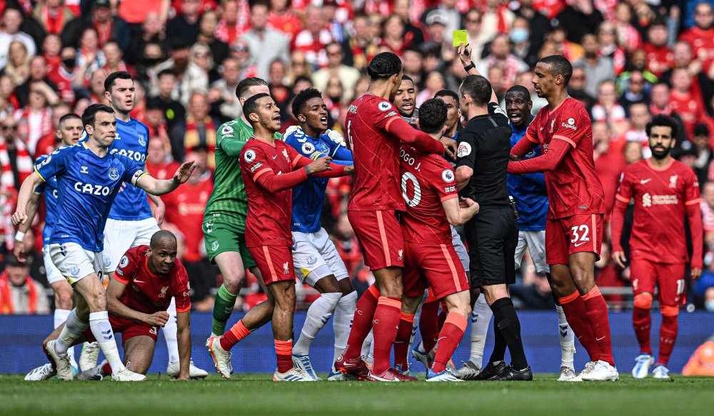 TA：巴萨防守存在问题，但弗里克无意放弃高位防线的战术