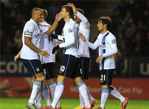 意甲球员在第12轮比赛中涂上红色面彩，向针对女性的暴力说不（意甲第12轮：球员以红色面彩发声，抵制针对女性的暴力）